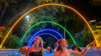 AquaGlow retorna ao Aquatica Orlando com experiências inéditas e muito neon